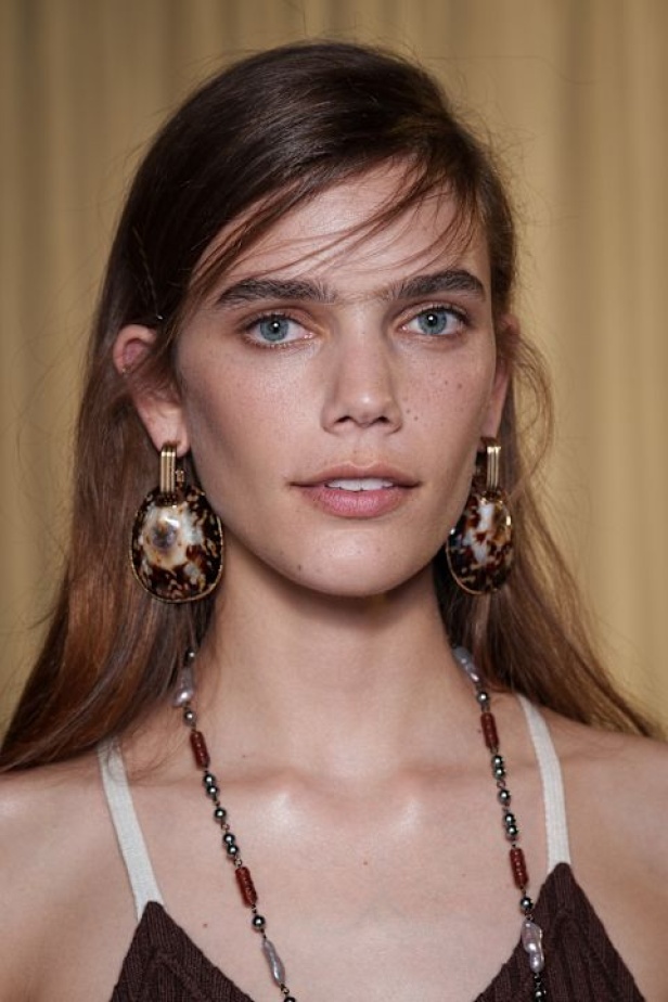 مجموعة Tory Burch لربيع وصيف 2026 تحتفي بالأنوثة وتحوّل العيوب إلى جمال