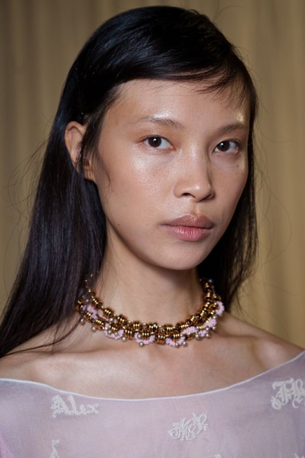 مجموعة Tory Burch لربيع وصيف 2026 تحتفي بالأنوثة وتحوّل العيوب إلى جمال