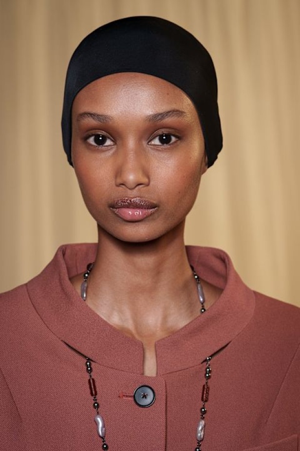 مجموعة Tory Burch لربيع وصيف 2026 تحتفي بالأنوثة وتحوّل العيوب إلى جمال