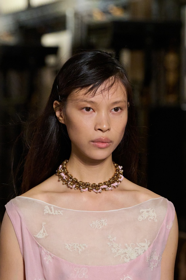 مجموعة Tory Burch لربيع وصيف 2026 تحتفي بالأنوثة وتحوّل العيوب إلى جمال