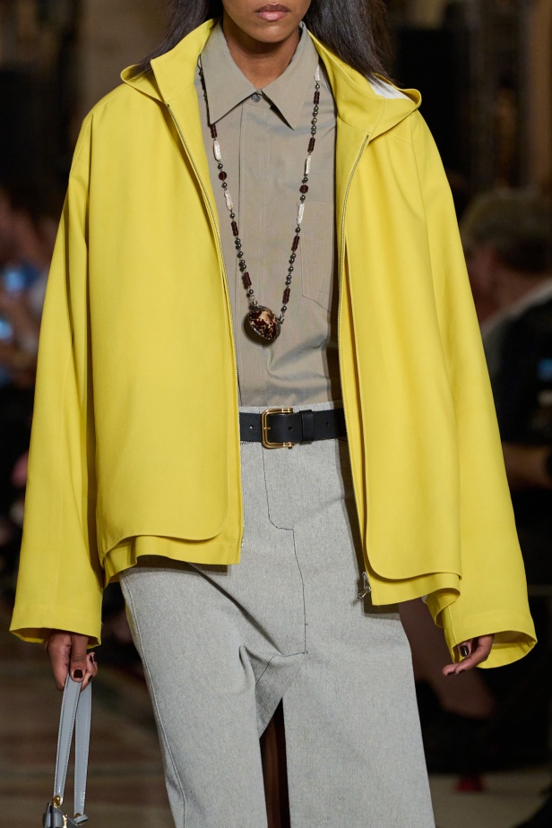 مجموعة Tory Burch لربيع وصيف 2026 تحتفي بالأنوثة وتحوّل العيوب إلى جمال