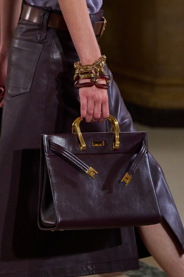 مجموعة Tory Burch لربيع وصيف 2026 تحتفي بالأنوثة وتحوّل العيوب إلى جمال