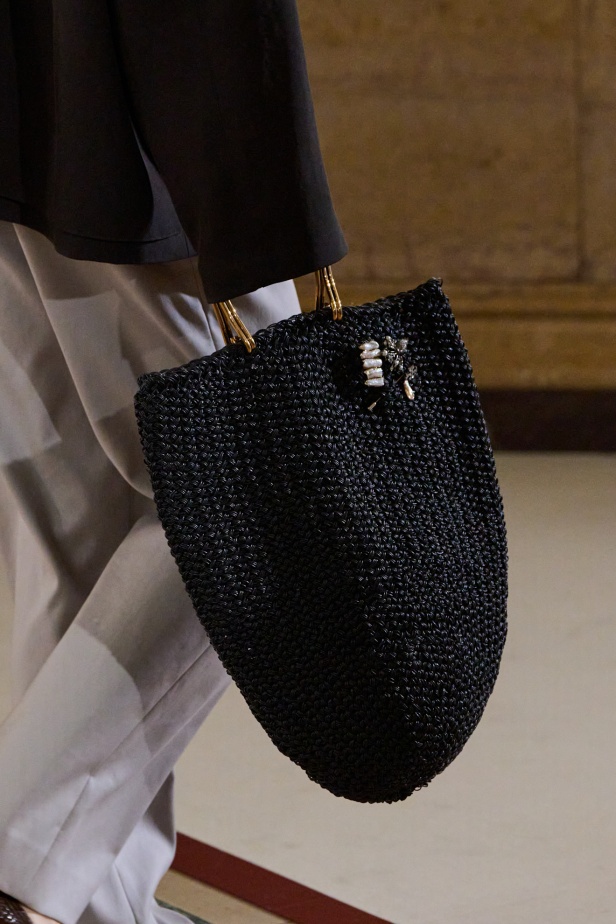 مجموعة Tory Burch لربيع وصيف 2026 تحتفي بالأنوثة وتحوّل العيوب إلى جمال