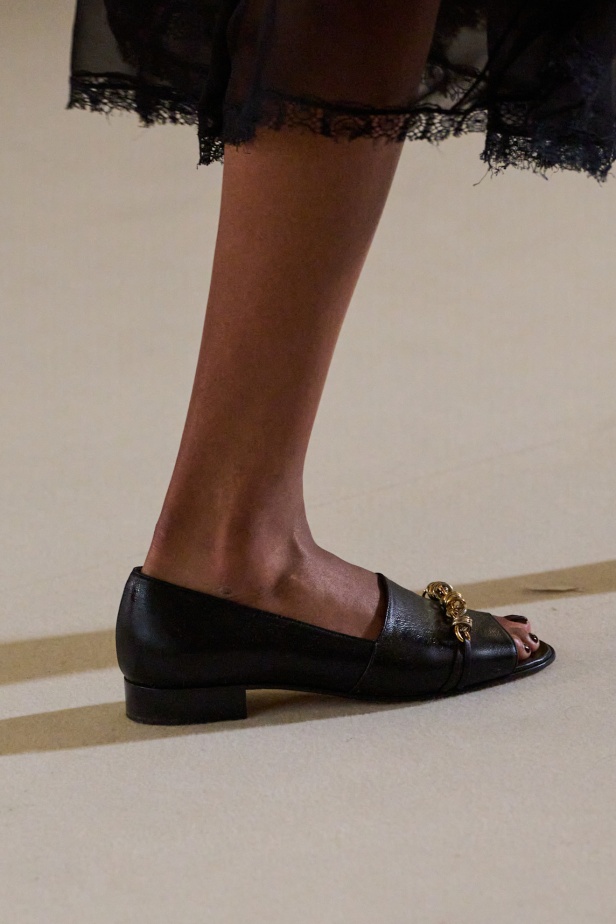 مجموعة Tory Burch لربيع وصيف 2026 تحتفي بالأنوثة وتحوّل العيوب إلى جمال