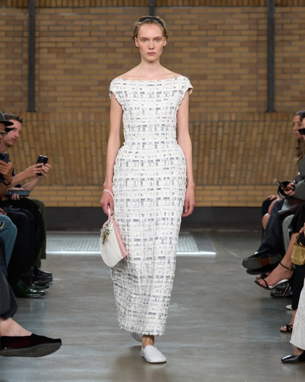 مجموعة "كالفن كلاين" من توقيع "فيرونيكا ليوني"... مرحة وأنيقة في آنٍ واحد