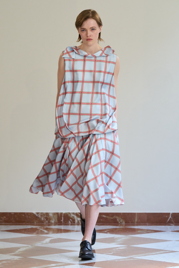 مجموعة "إميليا ويكستيد" لربيع وصيف 2026... أزياء فنية بلمسة من الرومانسية