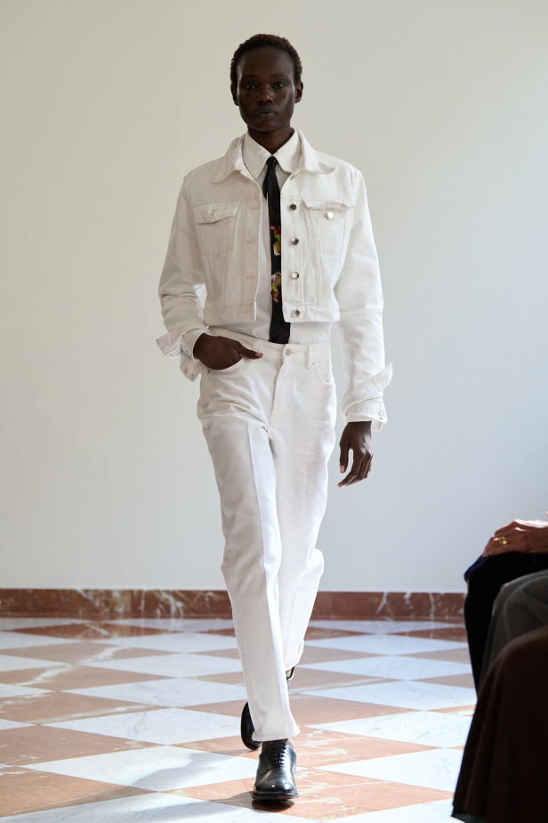 مجموعة "إميليا ويكستيد" لربيع وصيف 2026... أزياء فنية بلمسة من الرومانسية