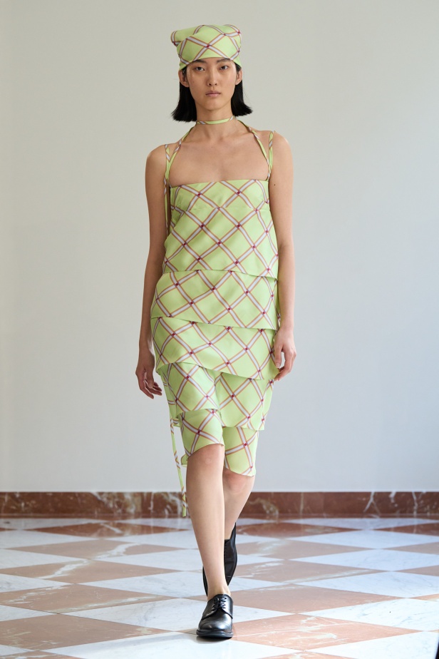 مجموعة "إميليا ويكستيد" لربيع وصيف 2026... أزياء فنية بلمسة من الرومانسية