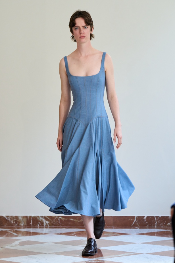 مجموعة "إميليا ويكستيد" لربيع وصيف 2026... أزياء فنية بلمسة من الرومانسية