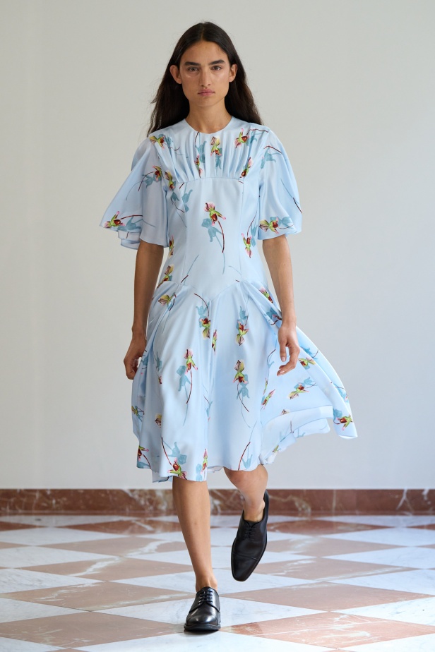 مجموعة "إميليا ويكستيد" لربيع وصيف 2026... أزياء فنية بلمسة من الرومانسية