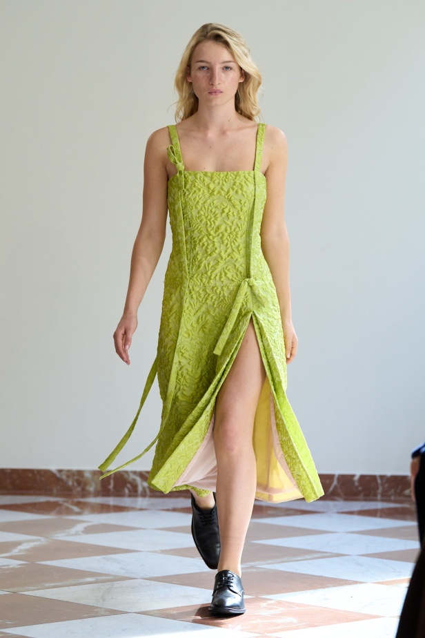 مجموعة "إميليا ويكستيد" لربيع وصيف 2026... أزياء فنية بلمسة من الرومانسية