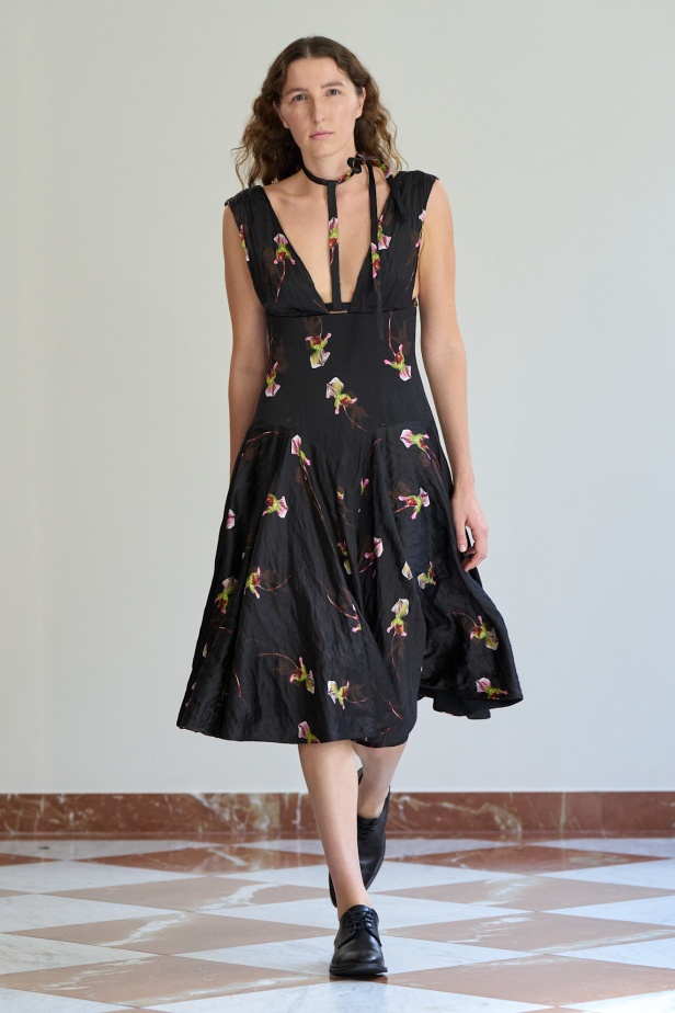 مجموعة "إميليا ويكستيد" لربيع وصيف 2026... أزياء فنية بلمسة من الرومانسية