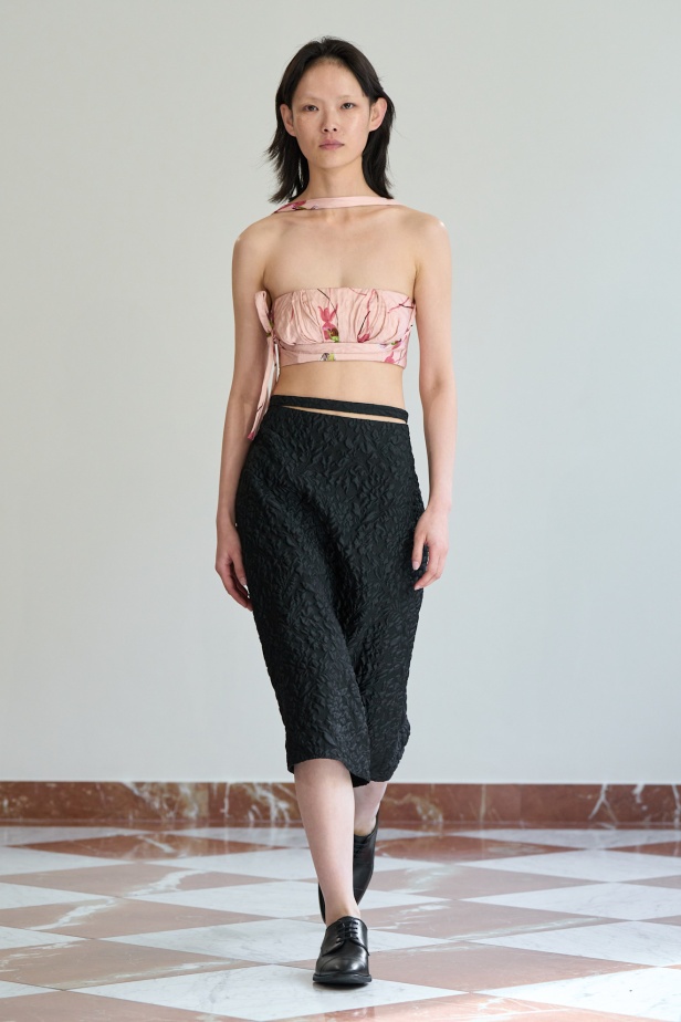 مجموعة "إميليا ويكستيد" لربيع وصيف 2026... أزياء فنية بلمسة من الرومانسية