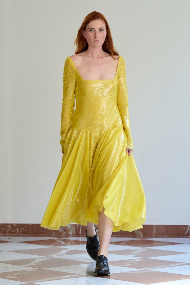 مجموعة "إميليا ويكستيد" لربيع وصيف 2026... أزياء فنية بلمسة من الرومانسية