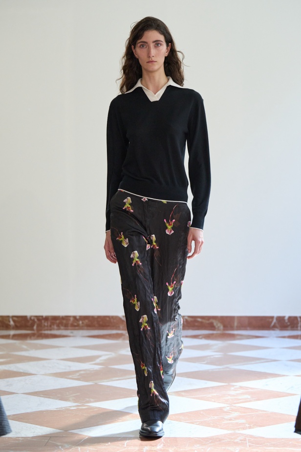 مجموعة "إميليا ويكستيد" لربيع وصيف 2026... أزياء فنية بلمسة من الرومانسية