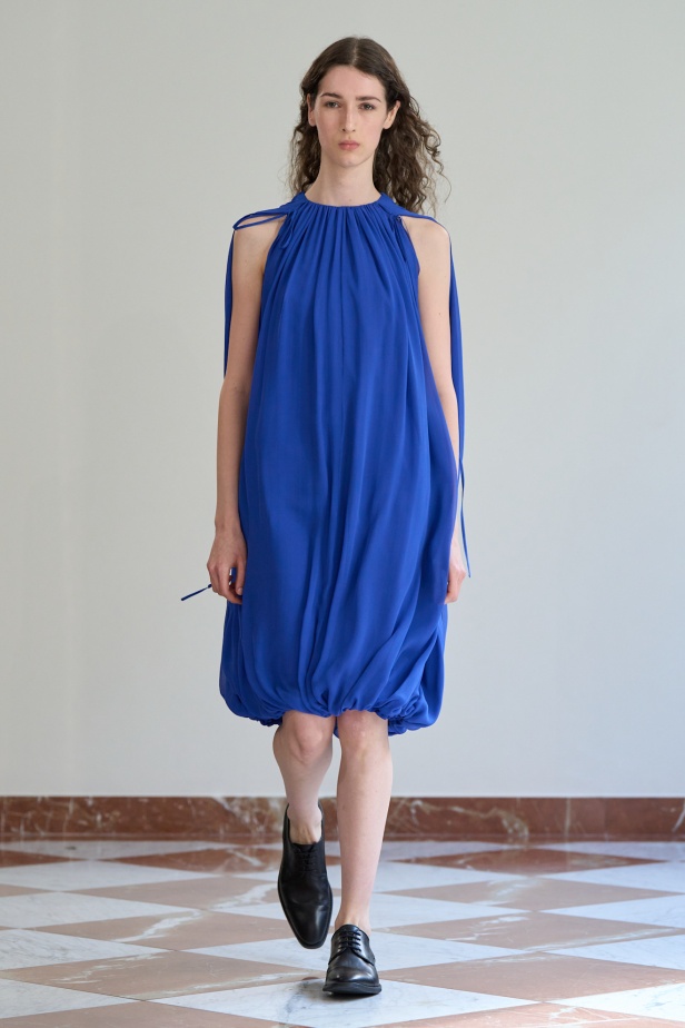 مجموعة "إميليا ويكستيد" لربيع وصيف 2026... أزياء فنية بلمسة من الرومانسية