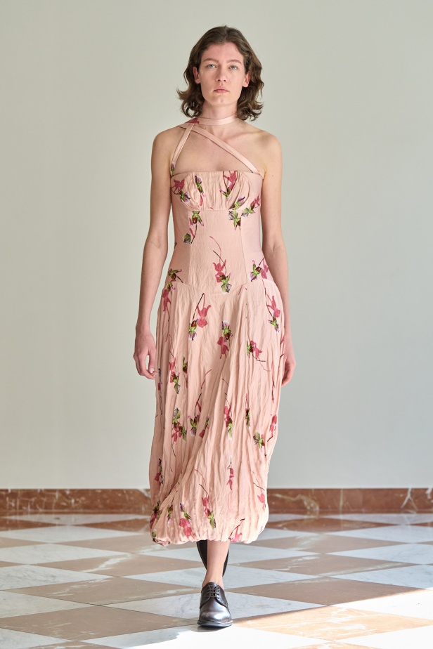 مجموعة "إميليا ويكستيد" لربيع وصيف 2026... أزياء فنية بلمسة من الرومانسية