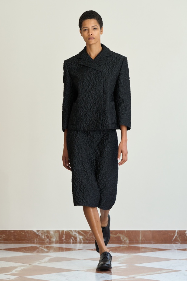 مجموعة "إميليا ويكستيد" لربيع وصيف 2026... أزياء فنية بلمسة من الرومانسية