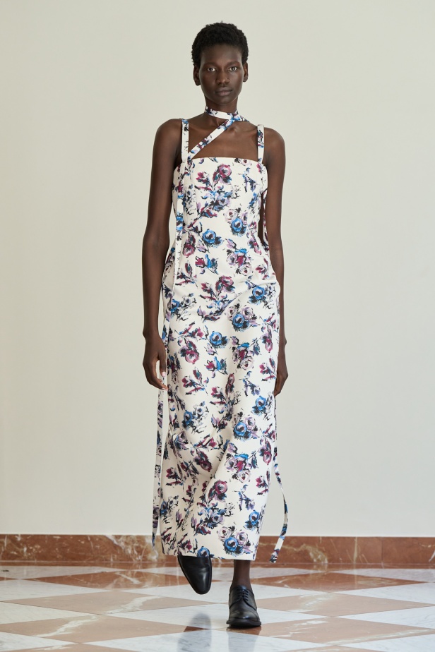 مجموعة "إميليا ويكستيد" لربيع وصيف 2026... أزياء فنية بلمسة من الرومانسية