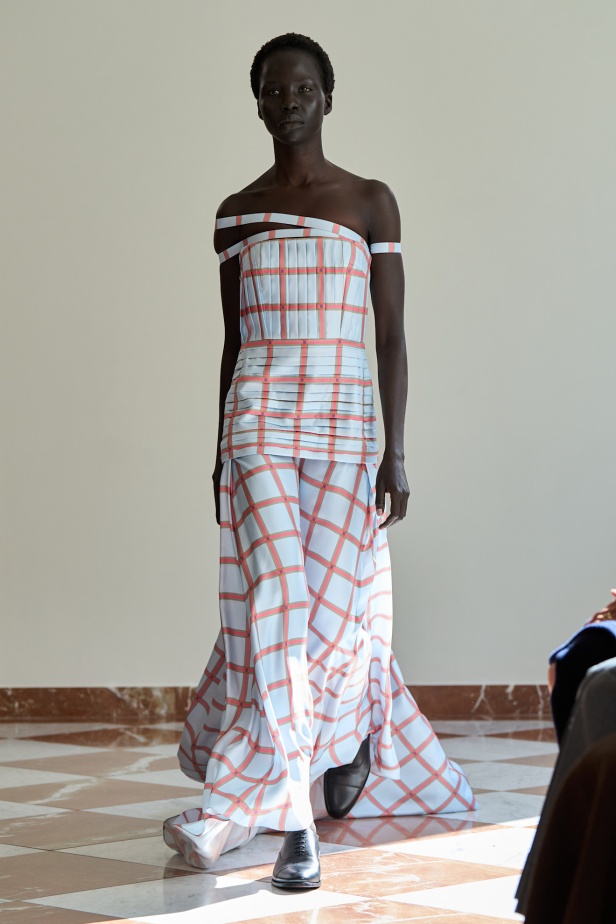 مجموعة "إميليا ويكستيد" لربيع وصيف 2026... أزياء فنية بلمسة من الرومانسية