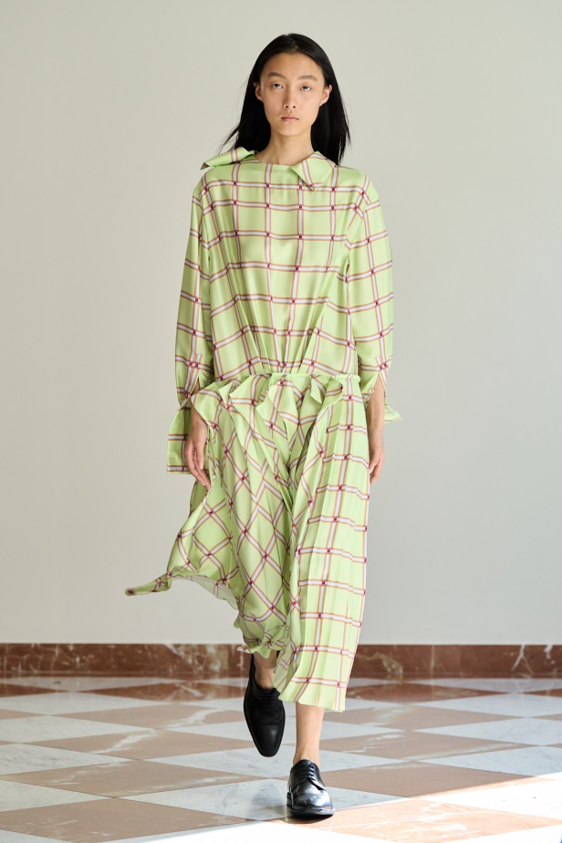 مجموعة "إميليا ويكستيد" لربيع وصيف 2026... أزياء فنية بلمسة من الرومانسية