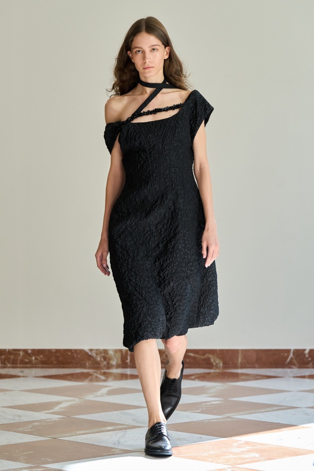 مجموعة "إميليا ويكستيد" لربيع وصيف 2026... أزياء فنية بلمسة من الرومانسية