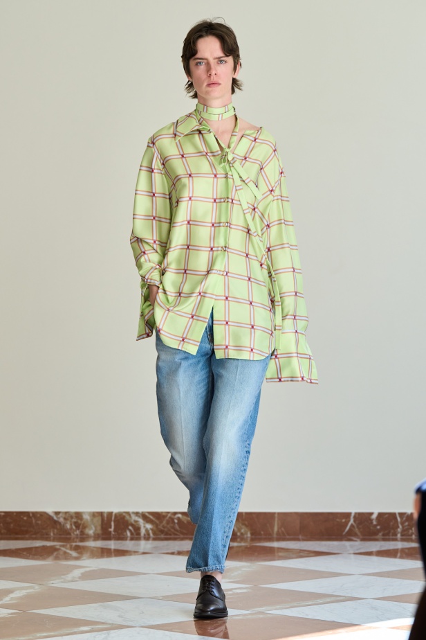 مجموعة "إميليا ويكستيد" لربيع وصيف 2026... أزياء فنية بلمسة من الرومانسية