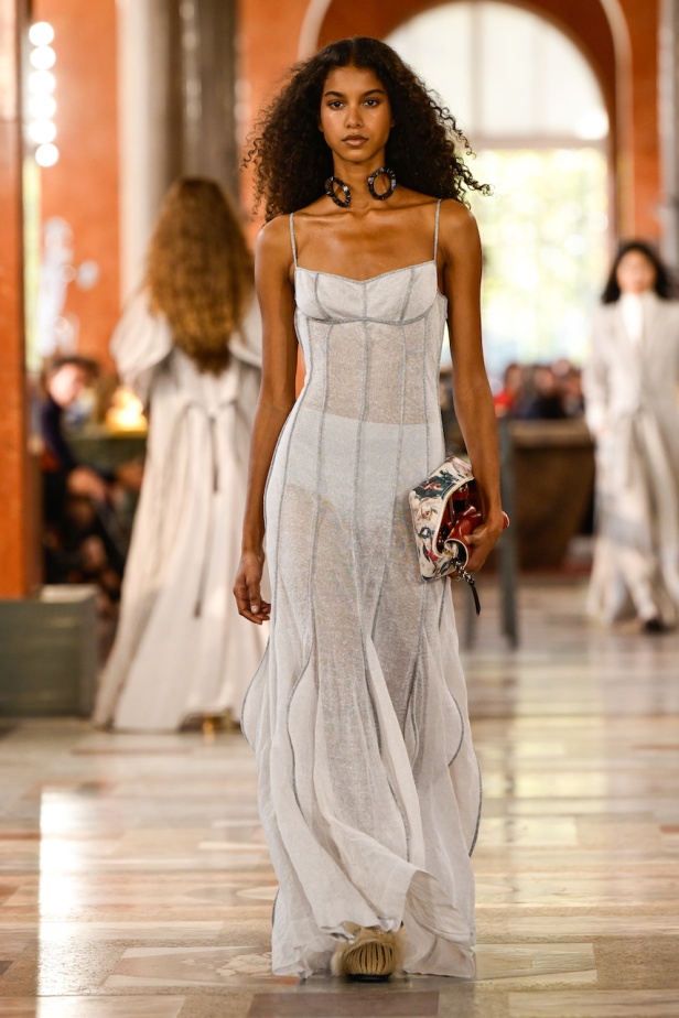 دار لويس فويتون تعيد تعريف الفخامة في مجموعة ربيع 2026