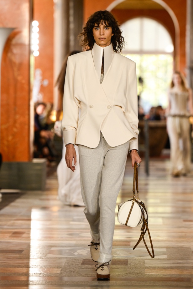 دار لويس فويتون تعيد تعريف الفخامة في مجموعة ربيع 2026