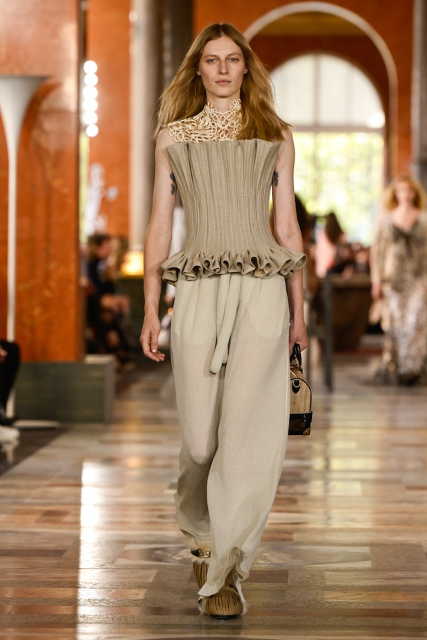 دار لويس فويتون تعيد تعريف الفخامة في مجموعة ربيع 2026