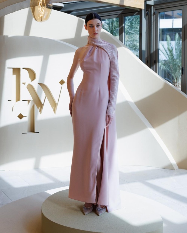 "البساطة العصرية" عنوان القصة التي روتها مجموعة فاطمة العبدالقادر في عرضها ضمن أسبوع الأزياء في الرياض ٢٠٢٥