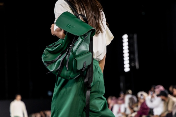 قصات حديثة بألوان فاقعة لتُجدد هوية الخطوط من خلال تصاميم مبتكرة بالتعاون مع محمد خوجة