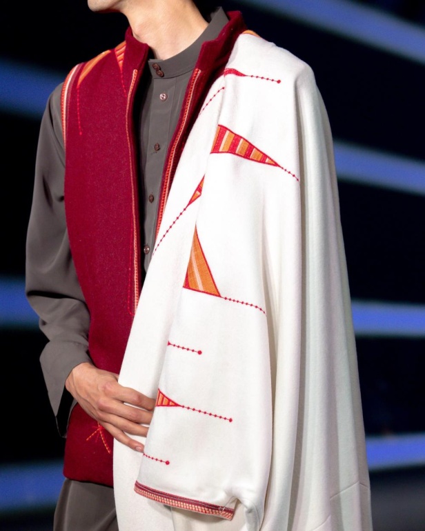 قدّم المصمم قطع عصرية بألوان جريئة بين قطعه التقليدية ليكسر الحاجز بين هذين العالمين و يروي قصة انسيابية للمجموعة 