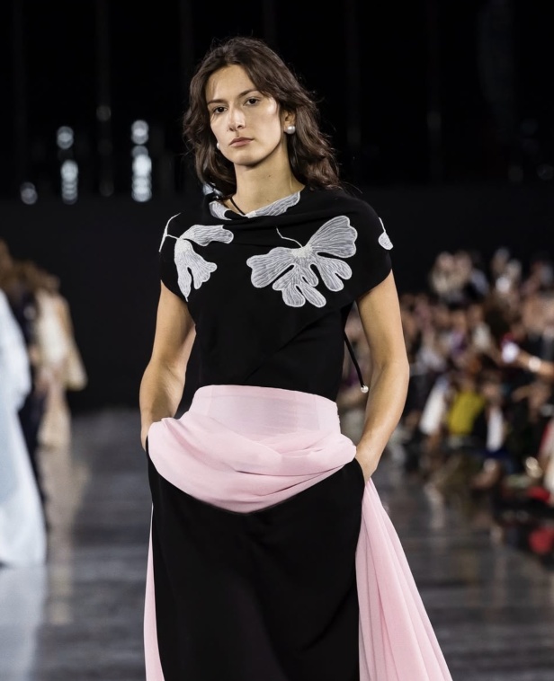 كاب من الريش والشيفون من مجموعة رزان العزوني ربيع_صيف ٢٠٢٦