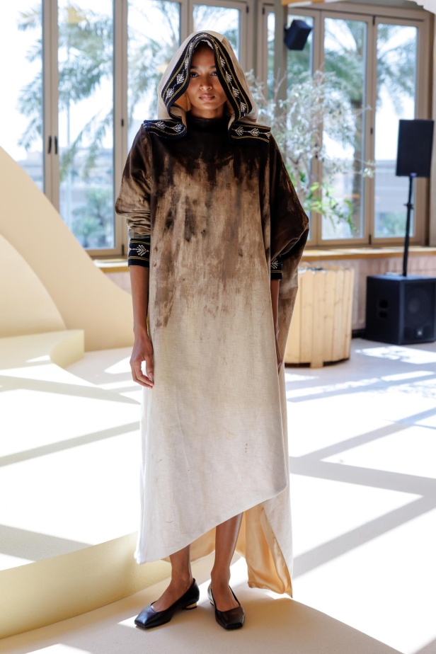 لمسة قوية على البدلة الكلاسيكية البيضاء_ أكتاف مطرزة بالأسود والذهبي بالتطريز التراثي السعودي لتصنع إطلالة لافتة