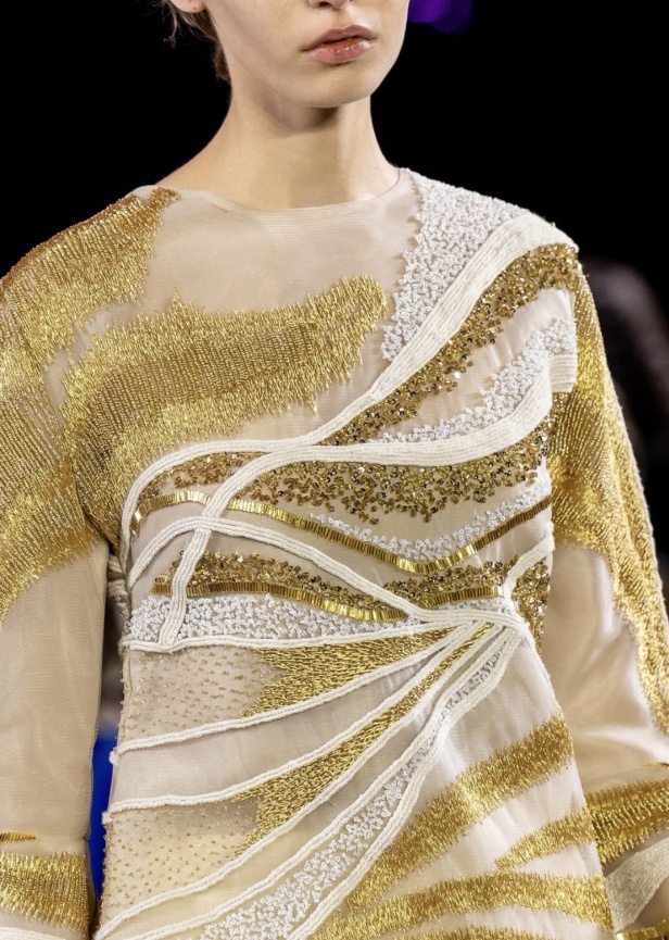 كاب من الريش والشيفون من مجموعة رزان العزوني ربيع_صيف ٢٠٢٦