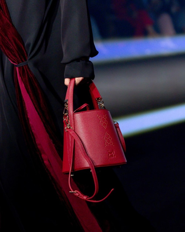 قدّم المصمم قطع عصرية بألوان جريئة بين قطعه التقليدية ليكسر الحاجز بين هذين العالمين و يروي قصة انسيابية للمجموعة 