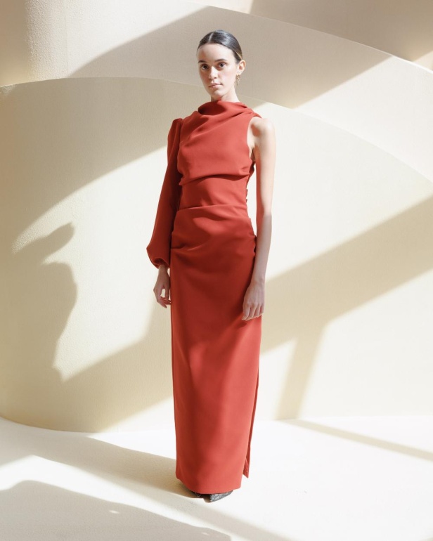 "البساطة العصرية" عنوان القصة التي روتها مجموعة فاطمة العبدالقادر في عرضها ضمن أسبوع الأزياء في الرياض ٢٠٢٥