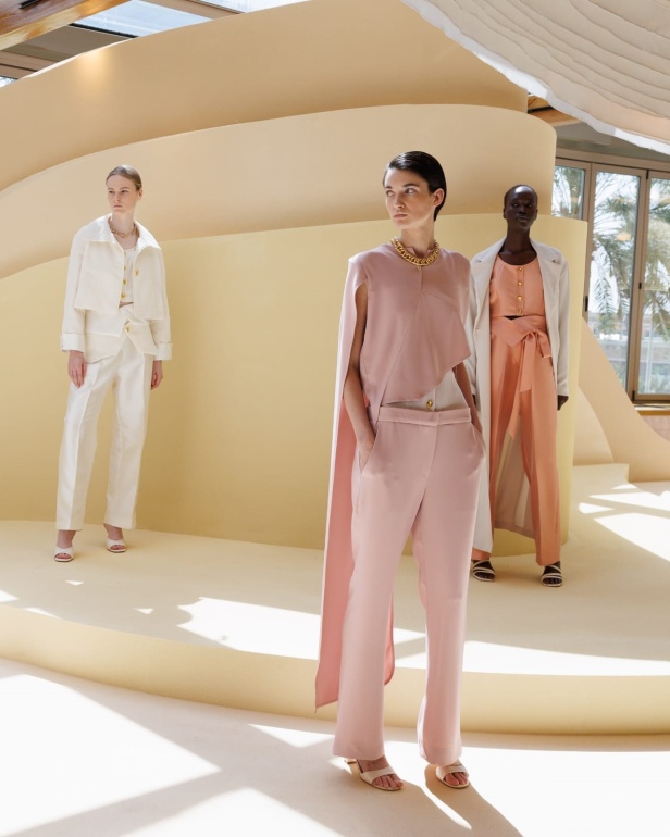 تحتفي المجموعة بالمرأة العصرية التي تمضي قدماً بقوة