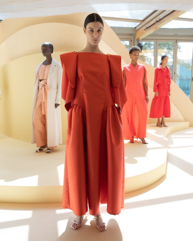 تحتفي المجموعة بالمرأة العصرية التي تمضي قدماً بقوة