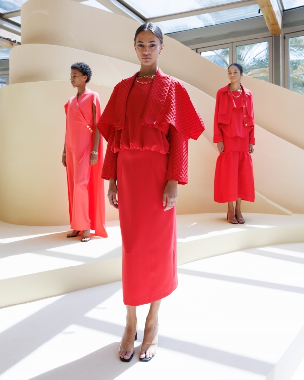 تحتفي المجموعة بالمرأة العصرية التي تمضي قدماً بقوة