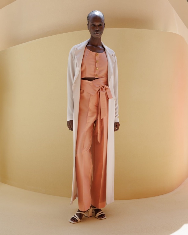 تحتفي المجموعة بالمرأة العصرية التي تمضي قدماً بقوة