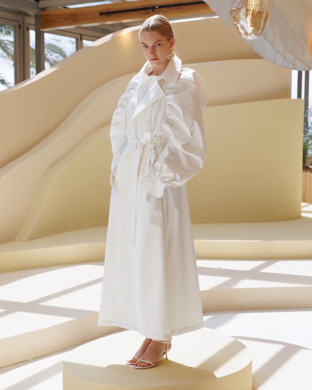 من مجموعة “سرّ الحديقة”، فستان أسود بأكمام مزينة بسوار ذهبي أنيق