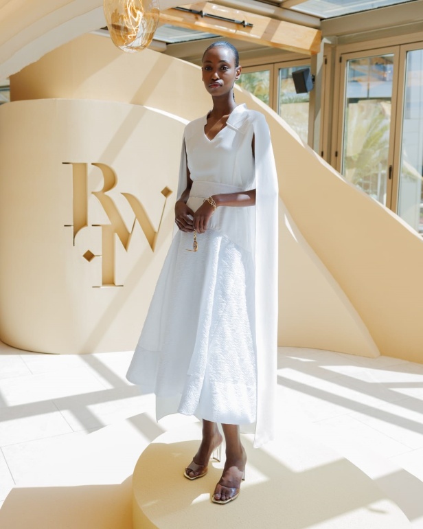 تحتفي المجموعة بالمرأة العصرية التي تمضي قدماً بقوة