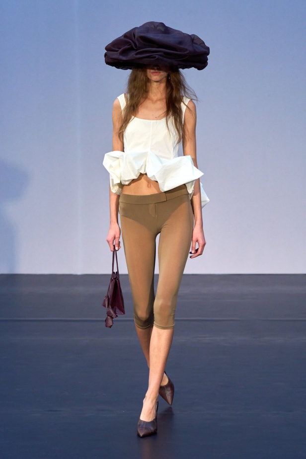 مجموعة Magda Butrym تمزج بين القوة والرومانسية في تصاميم ربيع وصيف 2026