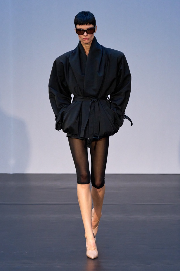 مجموعة Magda Butrym تمزج بين القوة والرومانسية في تصاميم ربيع وصيف 2026