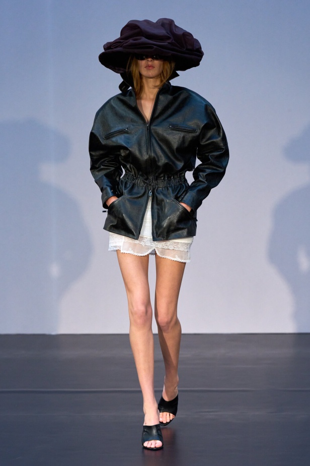 مجموعة Magda Butrym تمزج بين القوة والرومانسية في تصاميم ربيع وصيف 2026