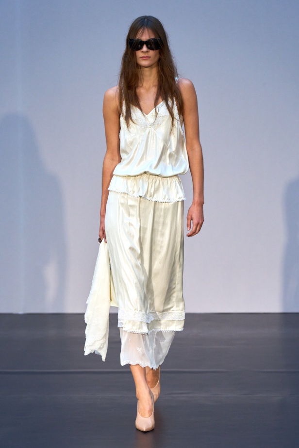 مجموعة Magda Butrym تمزج بين القوة والرومانسية في تصاميم ربيع وصيف 2026