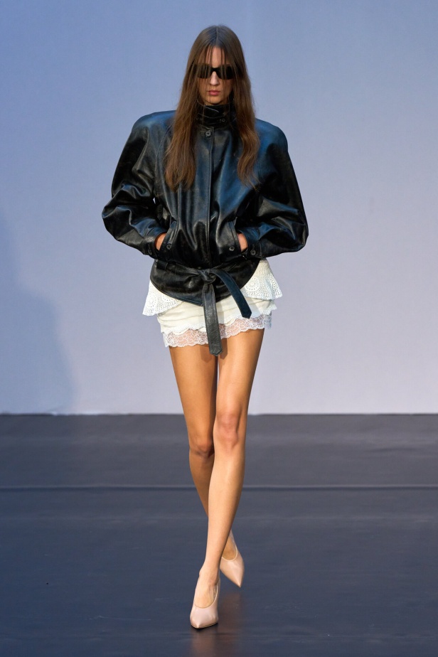 مجموعة Magda Butrym تمزج بين القوة والرومانسية في تصاميم ربيع وصيف 2026