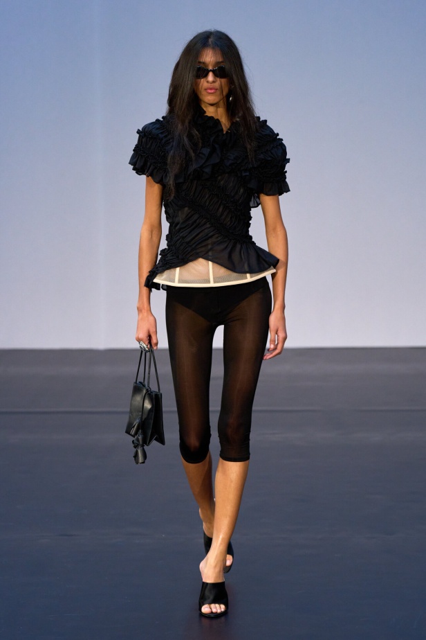 مجموعة Magda Butrym تمزج بين القوة والرومانسية في تصاميم ربيع وصيف 2026